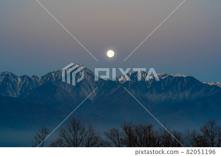 Full moon set in the Northern Alps in late autumn [Nagano Prefecture] 82051196