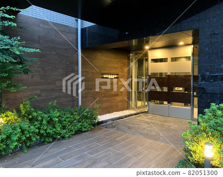 Image of the entrance approach of the condominium 82051300