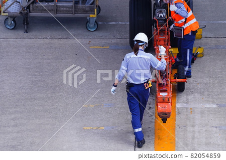 Women's ground handling preparing for departure Women's ground handling preparing for departure 82054859