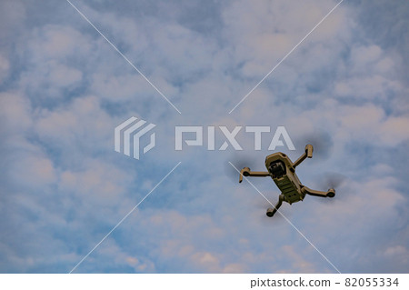 無人機在黃昏中盤旋 82055334