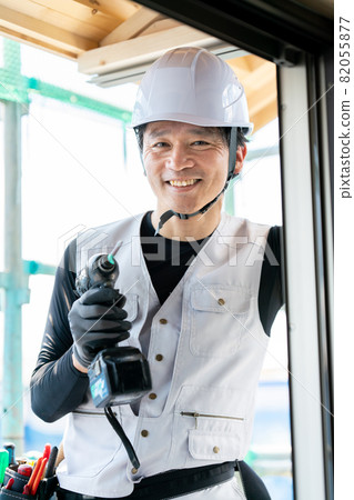 Workers working at construction sites Craftsmen working 82055877