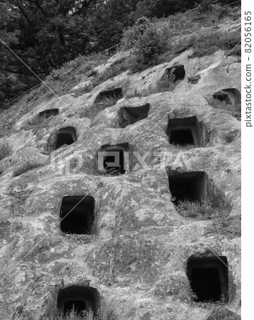 Yoshimi Hyakuana, a group of cave tombs from the Kofun period in Yoshimi Town, Saitama Prefecture Yoshimi Hyakuana, a group of cave tombs from the Kofun period in Yoshimi Town, Saitama Prefecture 82056165