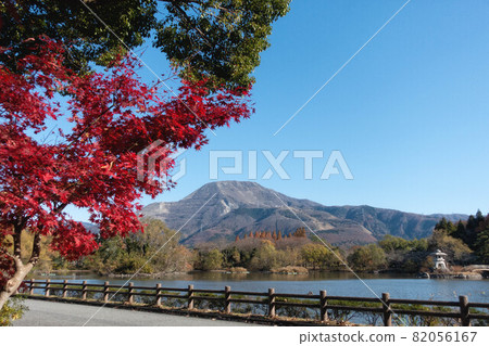 滋賀縣米原市三島池和伊吹山秋景 滋賀縣米原市三島池和伊吹山秋景 82056167