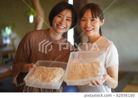 手工蕎麥的女人 82056180