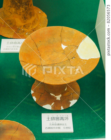 Yoshimi Hyakuana, a group of cave tombs from the Kofun period in Yoshimi Town, Saitama Prefecture 82056573