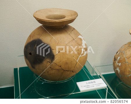 Yoshimi Hyakuana, a group of cave tombs from the Kofun period in Yoshimi Town, Saitama Prefecture 82056574