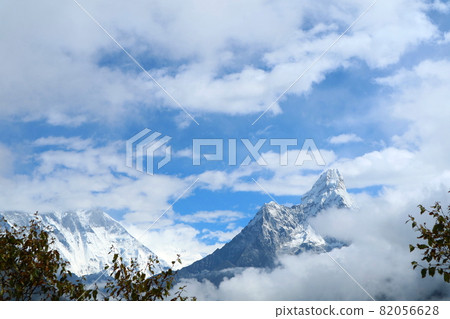 尼泊爾珠穆朗瑪峰公路上的阿瑪達布拉姆峰 尼泊爾珠穆朗瑪峰公路上的阿瑪達布拉姆峰 82056628