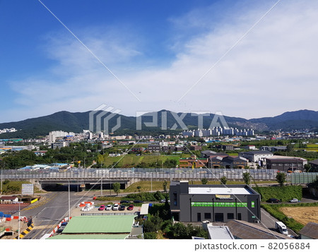 建設。開發地點。城市。建築。早晨。山。 建設。開發地點。城市。建築。早晨。山。 82056884