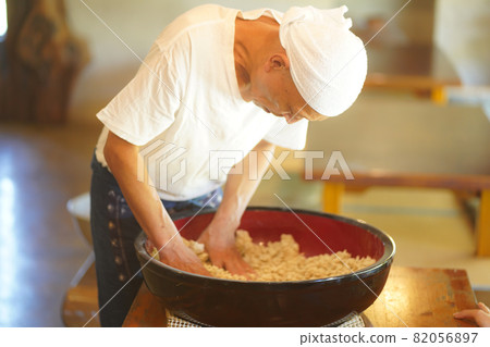 蕎麥粉加水攪拌的男人 蕎麥粉加水攪拌的男人 82056897