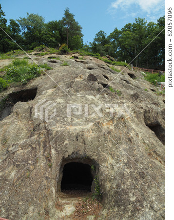 Yoshimi Hyakuana, a group of cave tombs from the Kofun period in Yoshimi Town, Saitama Prefecture Yoshimi Hyakuana, a group of cave tombs from the Kofun period in Yoshimi Town, Saitama Prefecture 82057096