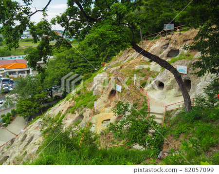 Yoshimi Hyakuana, a group of cave tombs from the Kofun period in Yoshimi Town, Saitama Prefecture Yoshimi Hyakuana, a group of cave tombs from the Kofun period in Yoshimi Town, Saitama Prefecture 82057099