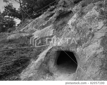 Yoshimi Hyakuana, a group of cave tombs from the Kofun period in Yoshimi Town, Saitama Prefecture Yoshimi Hyakuana, a group of cave tombs from the Kofun period in Yoshimi Town, Saitama Prefecture 82057100
