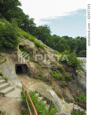 Yoshimi Hyakuana, a group of cave tombs from the Kofun period in Yoshimi Town, Saitama Prefecture Yoshimi Hyakuana, a group of cave tombs from the Kofun period in Yoshimi Town, Saitama Prefecture 82057103