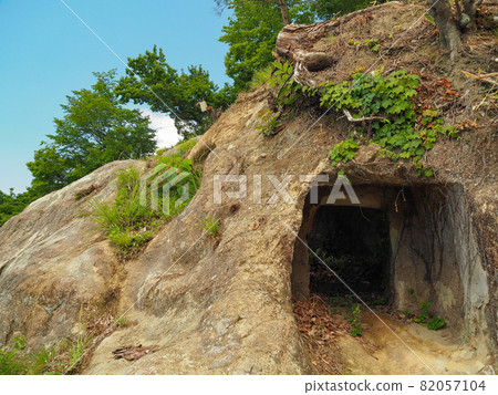 Yoshimi Hyakuana, a group of cave tombs from the Kofun period in Yoshimi Town, Saitama Prefecture Yoshimi Hyakuana, a group of cave tombs from the Kofun period in Yoshimi Town, Saitama Prefecture 82057104