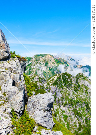 夏季唐松岳登山：唐松山頂山莊-山頂（眺望白馬三山方向） 82057113