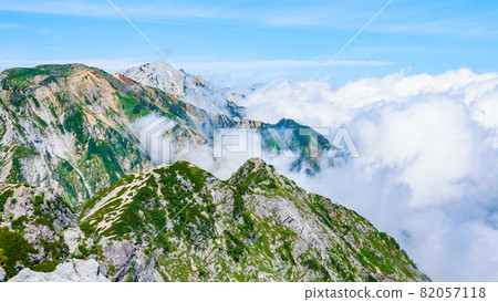 夏季唐松岳登山：從山頂眺望白馬三山 82057118
