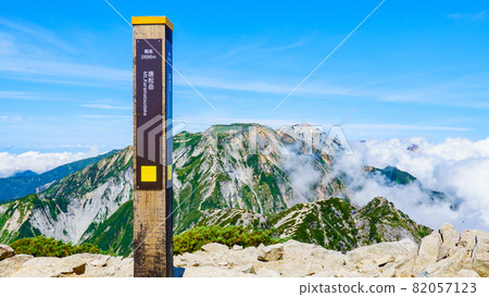 Summer Karamatsudake mountain climbing: Mountain peak (view toward Shirouma Sanzan) 82057123