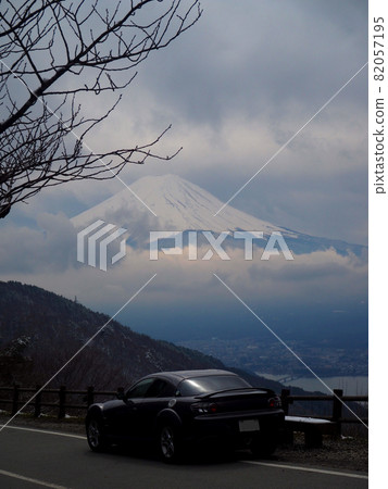 Car overlooking Mt. Fuji in the snow Car overlooking Mt. Fuji in the snow 82057195
