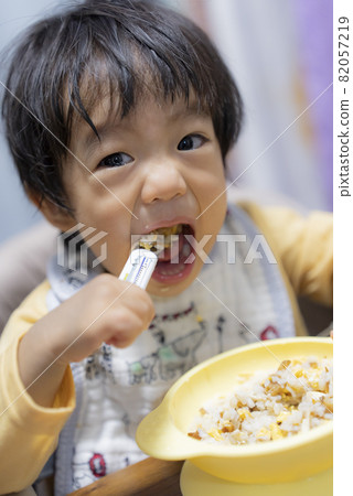 一個一歲半的男孩自己用勺子吃飯 82057219