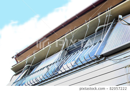 被颱風損壞的屋簷 排水雨水的急救 被颱風損壞的屋簷 排水雨水的急救 82057222