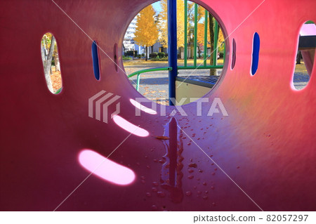Autumn scenery from a child's perspective 82057297