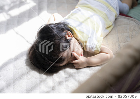 一個一歲半的男孩在窗邊打盹 一個一歲半的男孩在窗邊打盹 82057309