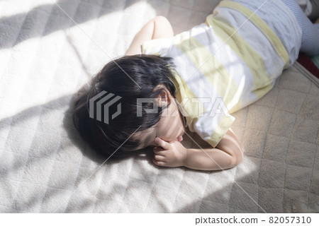 一個一歲半的男孩在窗邊打盹 一個一歲半的男孩在窗邊打盹 82057310