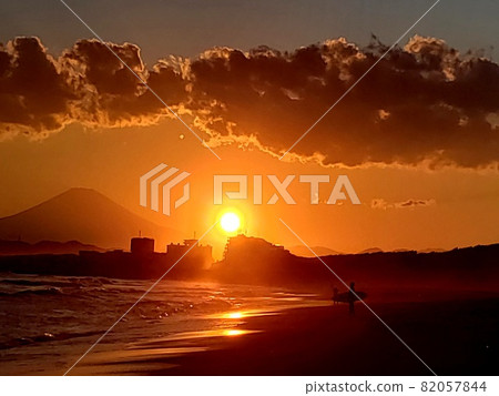 Spring Fuji and sunset seen from the Chigasaki coast in Kanagawa prefecture, shining beach [April] 82057844