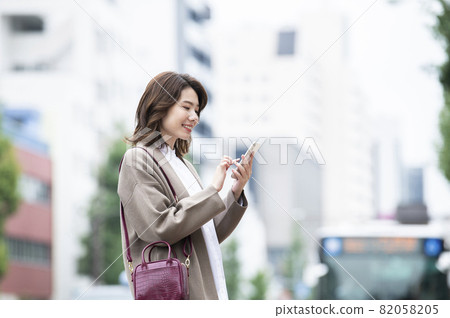 年輕女子在智慧型手機上搜索 年輕女子在智慧型手機上搜索 82058205