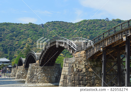 在 GW 陽光明媚的天氣裡驅車前往新鮮的綠色岩國錦帶橋，俯瞰岩國城 82058274