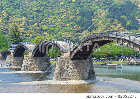 在GW晴朗的天氣裡驅車前往新鮮的綠色岩國錦帶橋,享受清澈的溪流 在GW晴朗的天氣裡驅車前往新鮮的綠色岩國錦帶橋,享受清澈的溪流 82058275