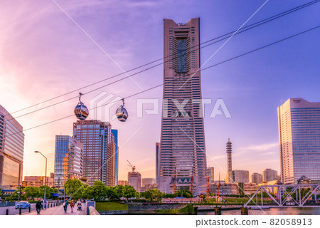橫濱城市景觀：日落、索道、景觀塔和火車道 82058913
