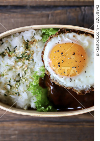 便當盒裡的漢堡牛排便當 82058942