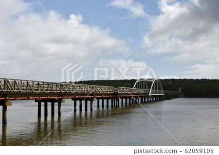 Island promenade bridge in Lake Jusanko Island promenade bridge in Lake Jusanko 82059105