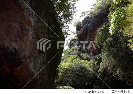 Romantic Ibaraki (The quay of the inner temple of Iwataniyamabu Kokuji Temple in Shirosato Town. A long time ago, there was a hanging Kannon-do on the hillside.) Romantic Ibaraki (The quay of the inner temple of Iwataniyamabu Kokuji Temple in Shirosato Town. A long time ago, there was a hanging Kannon-do on the hillside.) 82059458