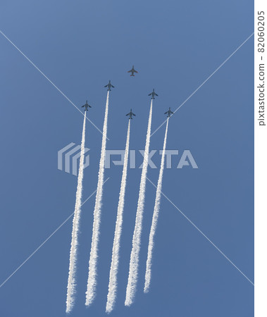 Five contrails drawn by Blue Impulse 82060205