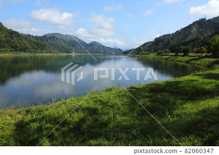 Autumn scenery reflected on the surface of Lake Tadami, Tadami Town, Fukushima Prefecture Autumn scenery reflected on the surface of Lake Tadami, Tadami Town, Fukushima Prefecture 82060347