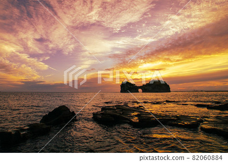 Sunset on Engetsu Island Shirahama-cho, Nishimuro-gun, Wakayama Prefecture 82060884