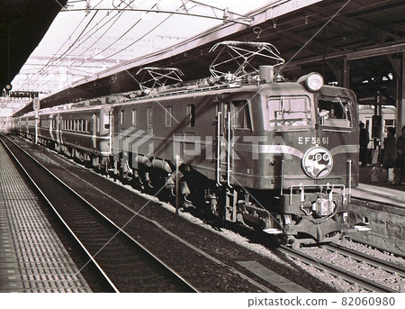 EF5861 Tow Limited Express Odoriko 1983 Yokohama Station Tokaido Line Yokohama City Kanagawa Prefecture Recorded Photograph EF5861 Tow Limited Express Odoriko 1983 Yokohama Station Tokaido Line Yokohama City Kanagawa Prefecture Recorded Photograph 82060980