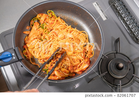 在家製作的那不勒斯意粉過程 在家製作的那不勒斯意粉過程 82061707