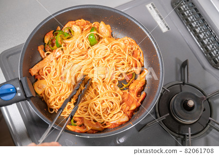 在家製作的那不勒斯意粉過程 在家製作的那不勒斯意粉過程 82061708