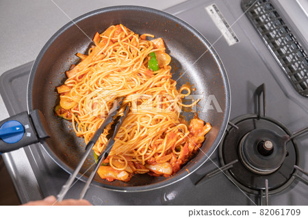 在家製作的那不勒斯意粉過程 82061709