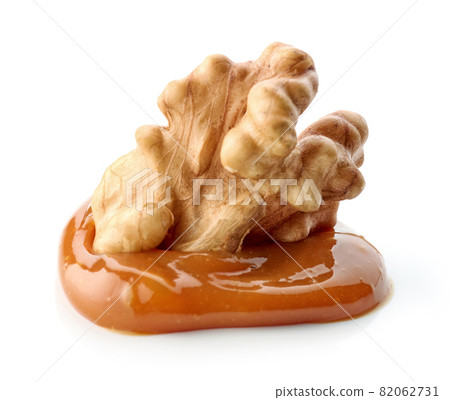 walnut in melted caramel 82062731