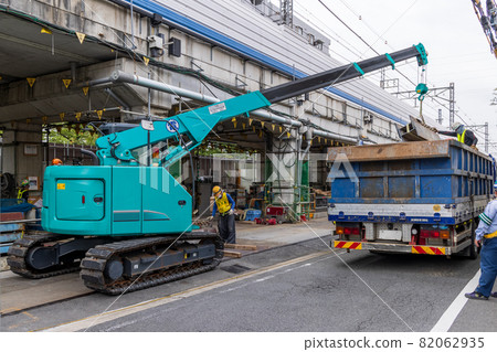 一種移動式起重機，可將行李裝載到鐵軌旁道路上的卡車上 82062935