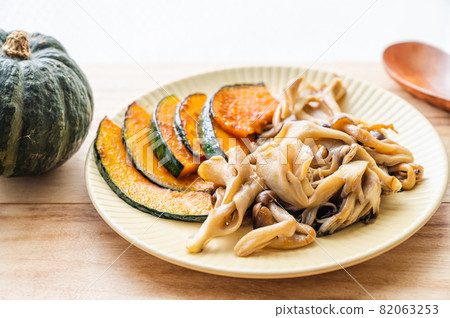 炒蘑菇和南瓜 82063253