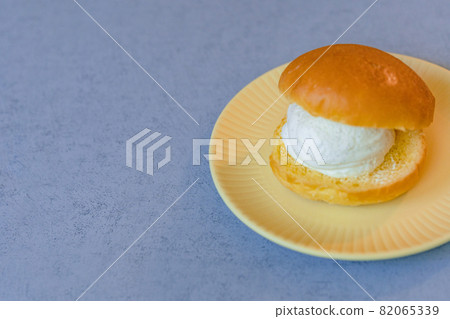 Maritozzo on the plate Maritozzo on the plate 82065339