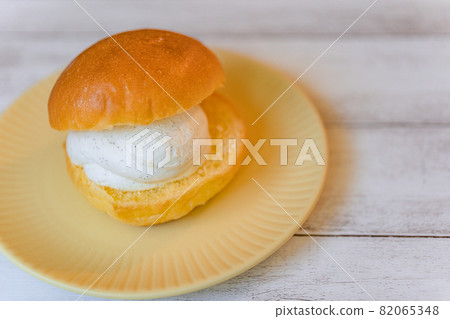 Maritozzo on the plate Maritozzo on the plate 82065348