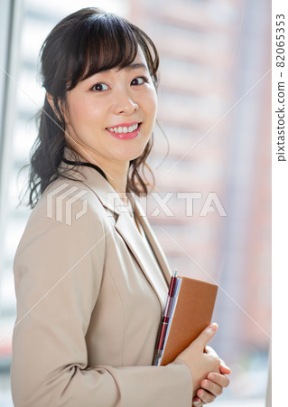 Beautiful woman working in the office 82065353