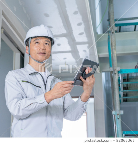 在建築工地廣場邊看平板電腦邊檢查工地的工地主管 在建築工地廣場邊看平板電腦邊檢查工地的工地主管 82065365