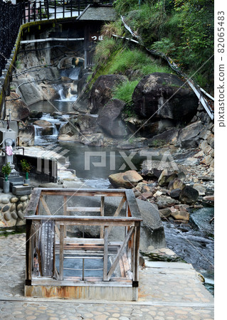 湯之峰溫泉的雨壺（前）和壺湯（後）[和歌山縣田邊市本宮町] 82065483